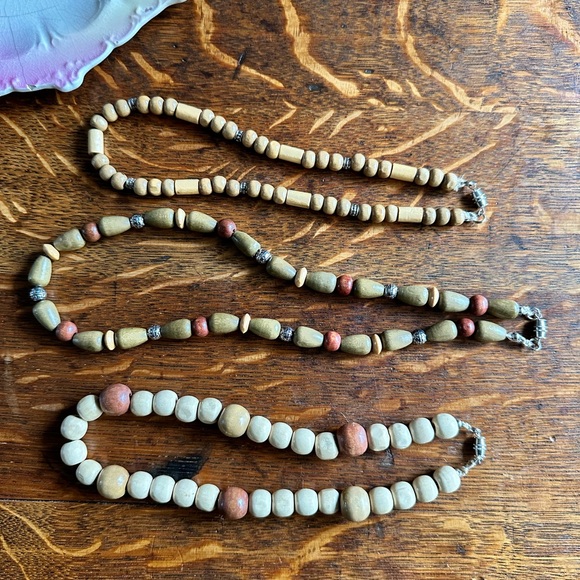 Set of three lightweight chunky wooden bead necklaces twist clasp strung on hemp - Picture 7 of 7